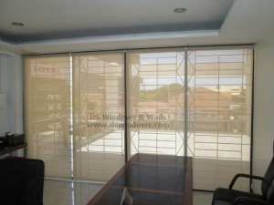 Light-colored Fabric Sunscreen Roller Blinds